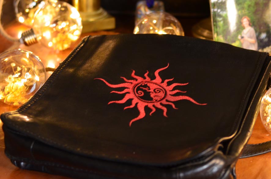 Sac noir avec une broderie rouge "Soleil celtique"