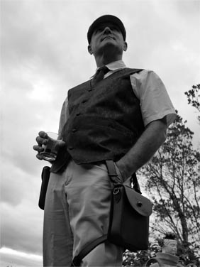 Oliver_Dress_Code_portant_le_Sly05_Original_et_le Sly_Phone_Holster02