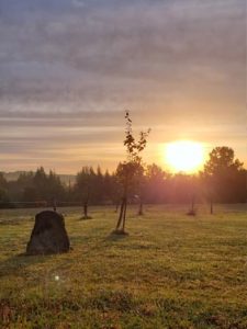 Lever_de_soleil_sur_un_menhir_en_Périgord_Vert